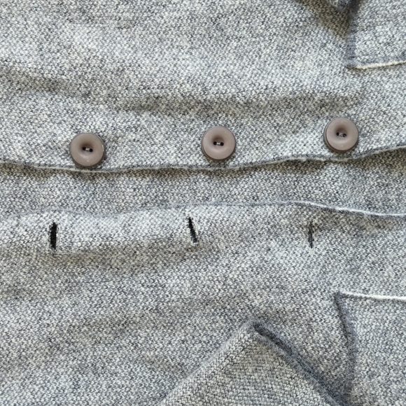 Stretchy gray blazer with buttons and pockets - Picture 3 of 4